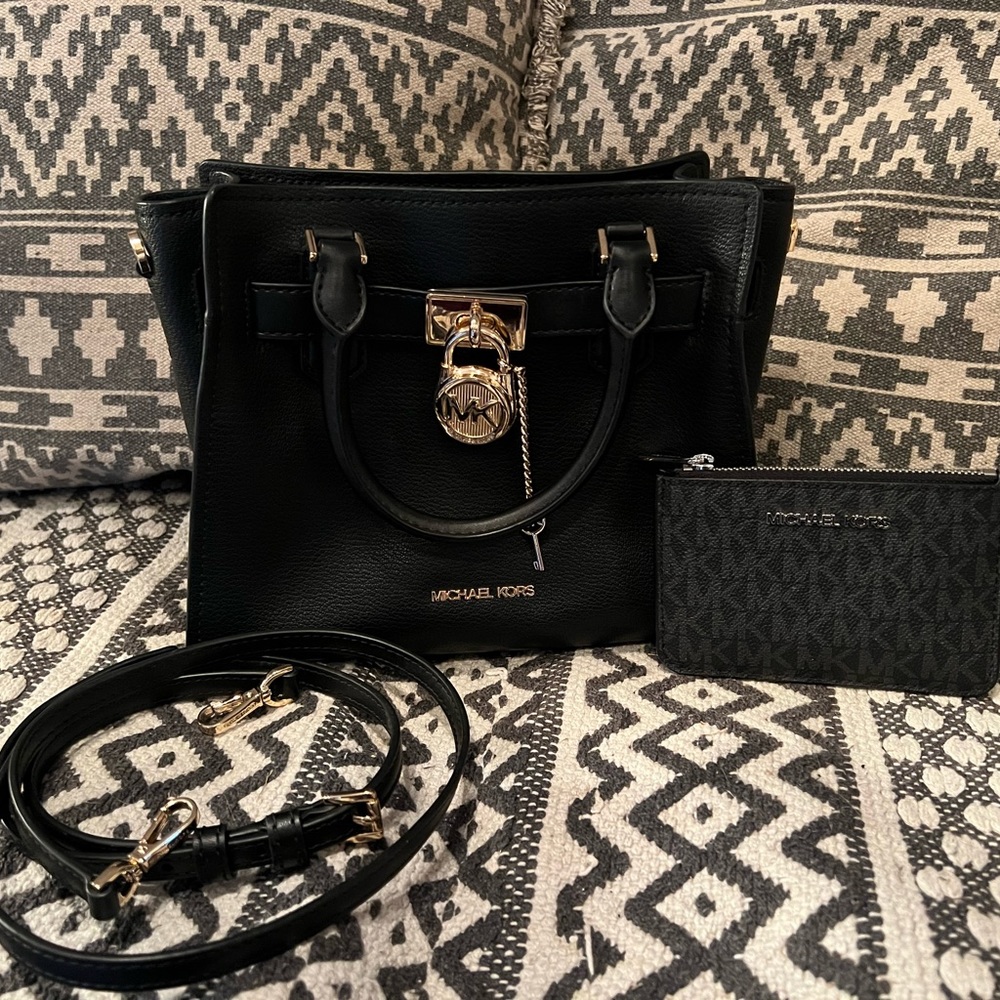 Michael Kors, mini Hamilton black with a black Michael Kors wallet.